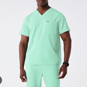 Figs Leon men's scrub top 3 pockets modern V-neck Breathable Light Aqua green M.